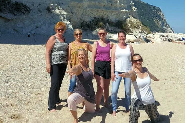 Yogagroep op strand